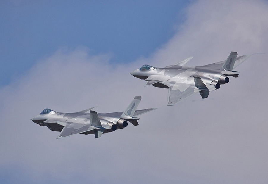 歼-20首飞十周年：十年磨一剑 从“黑丝带”到空中利剑