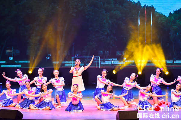 图片默认标题_fororder_颁奖现场的精彩演出（摄影-廖志全）