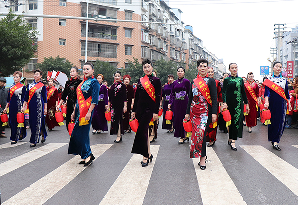 图片默认标题_fororder_礼仪队在锣鼓声中踏步前行