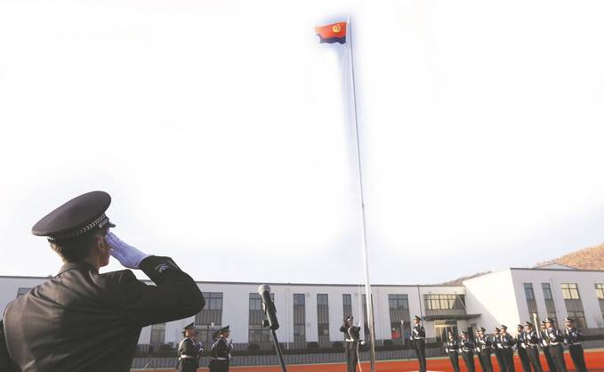 首个中国人民警察节 江苏公安在警旗下重温誓词