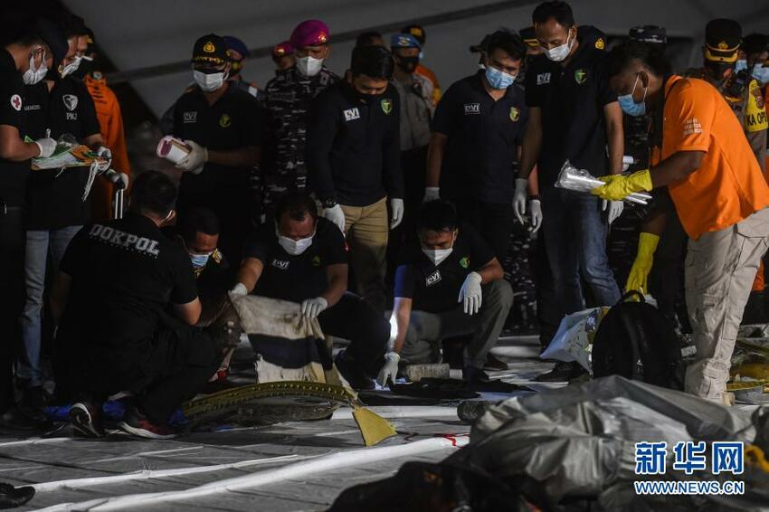 Serpihan Pesawat Sriwijaya Air dan Jenazah Ditemukan Serpihan Pesawat Sriwijaya Air dan Jenazah Ditemukan_fororder_yn4