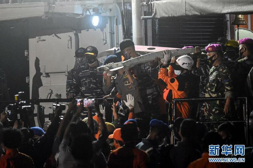 Serpihan Pesawat Sriwijaya Air dan Jenazah Ditemukan Serpihan Pesawat Sriwijaya Air dan Jenazah Ditemukan_fororder_yn2