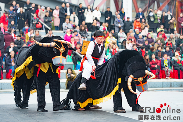 图片默认标题_fororder_4非遗表演《沿滩牛儿灯》（摄影-廖志全）