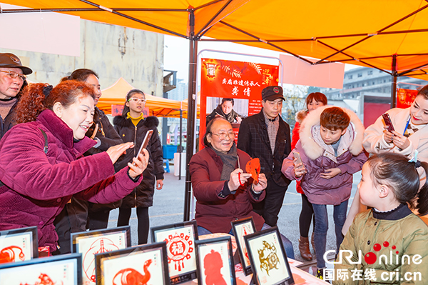 图片默认标题_fororder_5自贡剪纸传承人沈成林现场剪纸（摄影-廖志全）