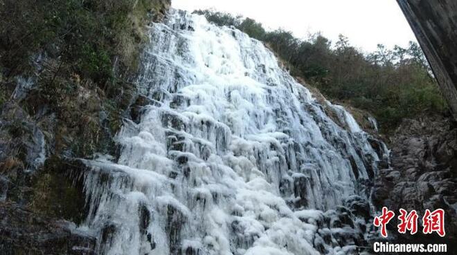 Air Terjun Beku Bagaikan "Langsir Ais" Air Terjun Beku Bagaikan "Langsir Ais"_fororder_65