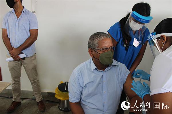 塞舌尔总统接种中国国药集团新冠肺炎疫苗