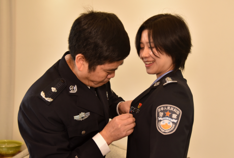 （有修改）【B】重庆万盛两代警察接续奋斗 在传承中展现忠诚和担当