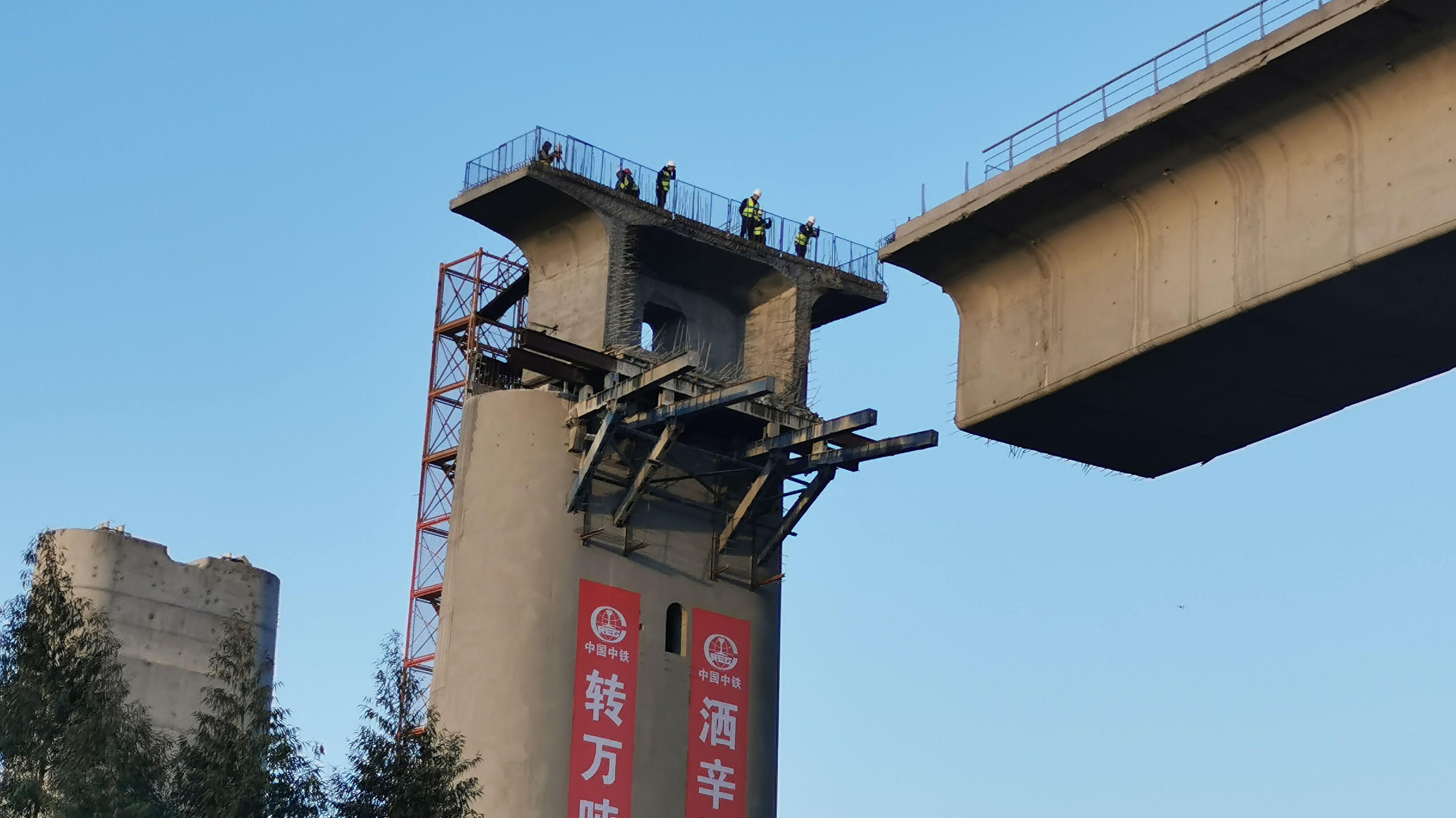 福厦高铁九龙江特大桥万吨梁成功转体