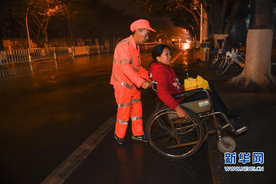 【焦点图】【龙岩】【移动版】【Chinanews带图】龙岩新罗：有一种爱，叫坐着轮椅陪你扫马路