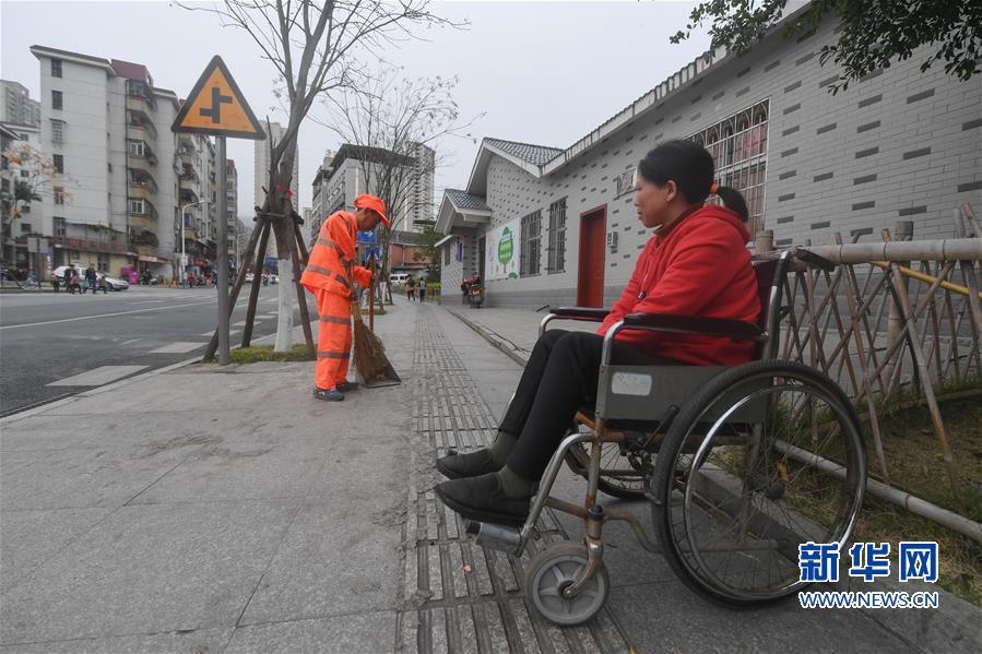 【焦点图】【龙岩】【移动版】【Chinanews带图】龙岩新罗：有一种爱，叫坐着轮椅陪你扫马路