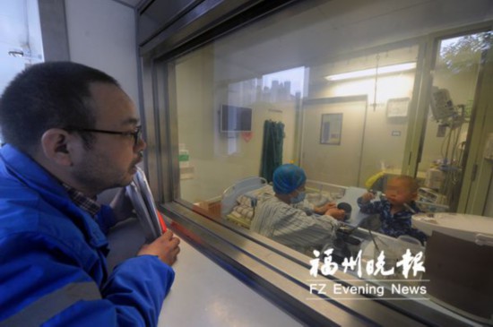 【福州】【移动版】【Chinanews带图】福州6岁“快递员”患白血病 社会各界积极捐赠