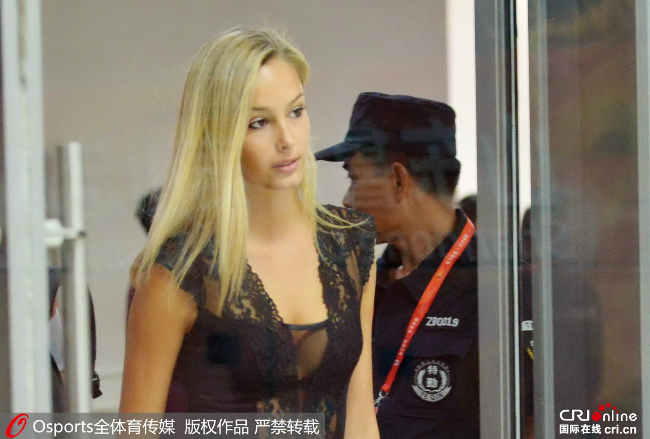 佩嫂助阵鲁能身材吸睛 黑色蕾丝透视装亮相
