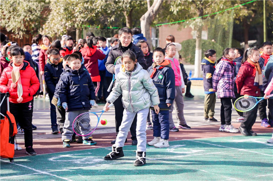 （B 教育 三吴大地南京）南京市龙江小学举行网球冬季运动会