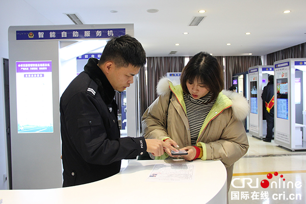 图片默认标题_fororder_朱女士在工作人员指导下体验网上办理业务（摄影-杨梦婧）