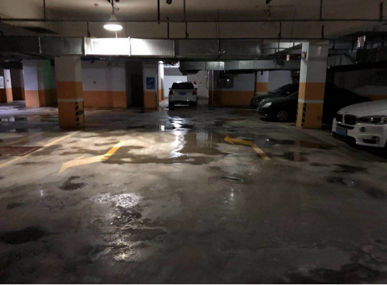 沈阳奥园·国际城遭投诉 电梯带水作业危及安全 沈阳奥园·国际城遭投诉 电梯带水作业危及安全