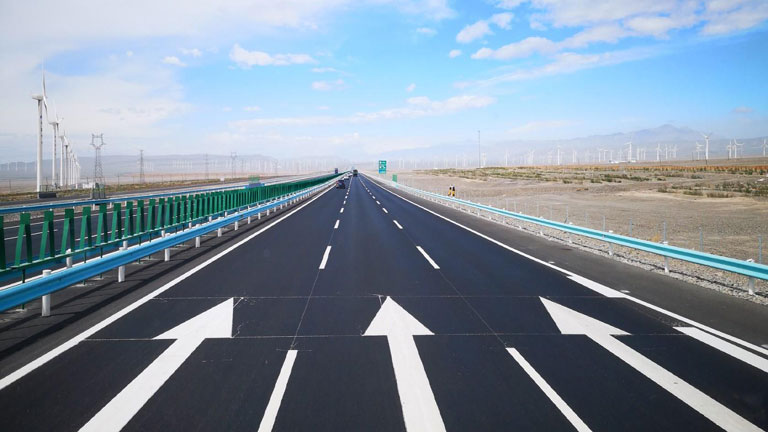Xinjiang’ın ulaşım ve taşımacılığına 60 milyar yuan yatırım_fororder_otoyolu-768