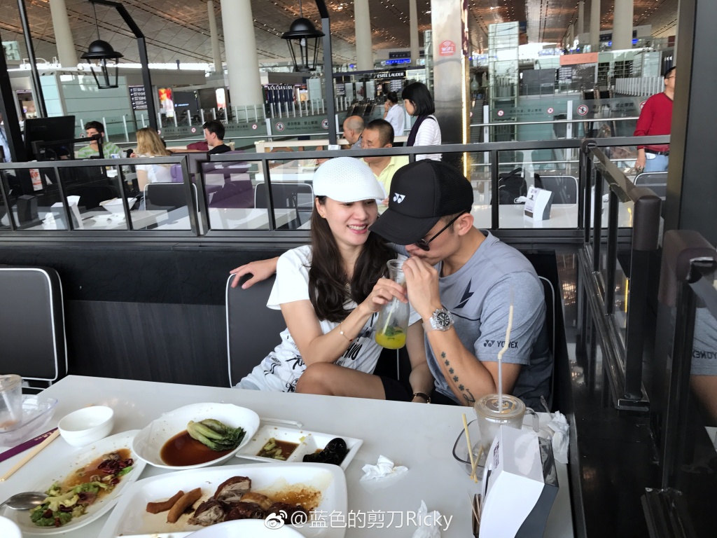 林丹谢杏芳外出吃饭 夫妇俩恩爱如初