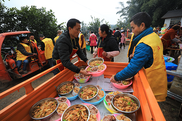 宜宾南溪3万余人齐聚江南镇吃龙肉