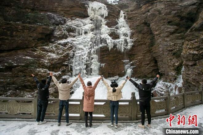 Air Terjun Membeku Umpama Reben Ais_fororder_422