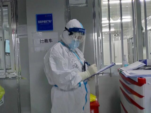 中国日报网■战“疫”日记：印满勒痕的脸是最美的