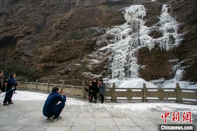 Air Terjun Membeku Umpama Reben Ais_fororder_423