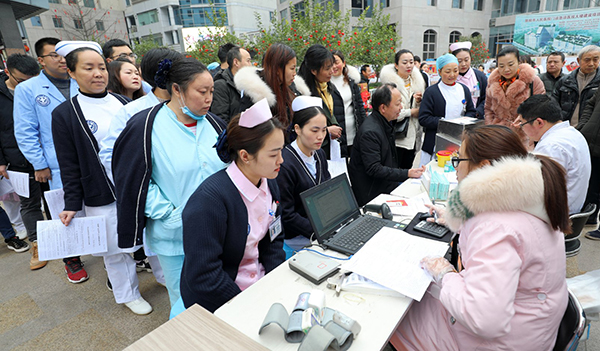 图片默认标题_fororder_医务人员踊跃献血-胡波-摄影