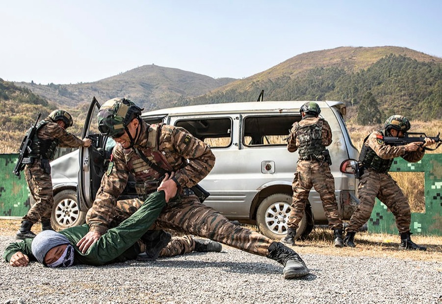 武警特战队员野外极限训练锤炼实战能力