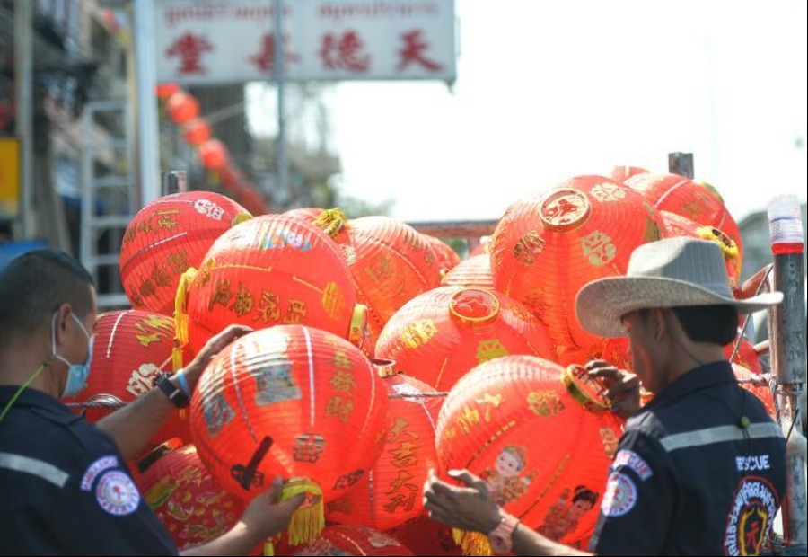 泰国：挂灯笼迎春节