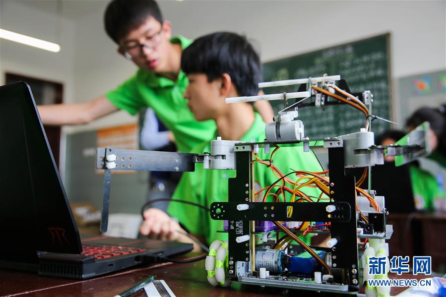 机器人竞赛激发学生创造潜能