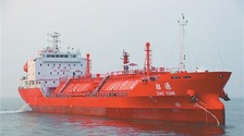国内首艘新规范LPG运输船“招源”轮正式交付_fororder_rBABDGAPbHGAAKmmAAAAAAAAAAA122.520x346