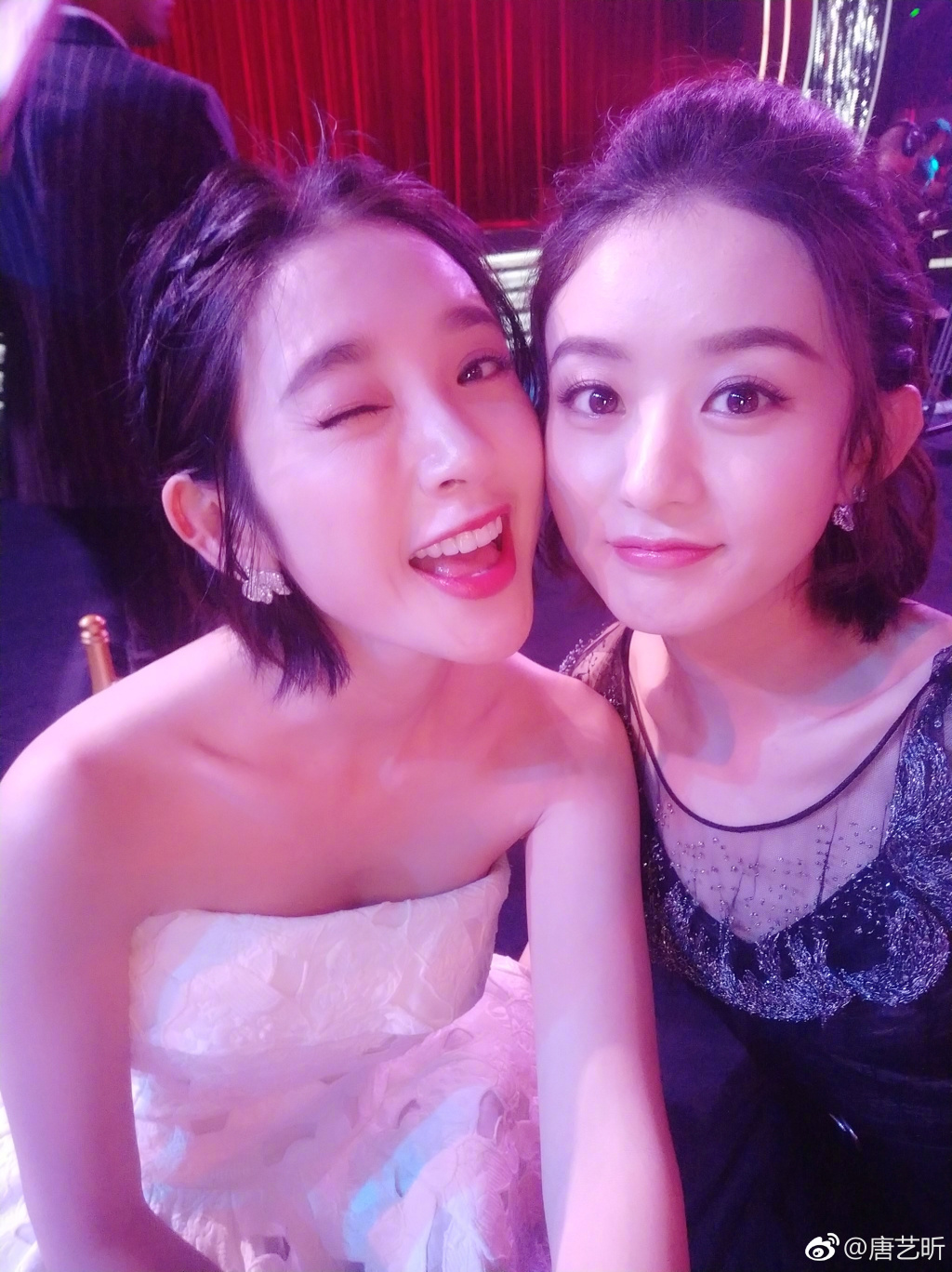 这么远还要被虐唐艺昕张若昀甜蜜自拍比心赵丽颖