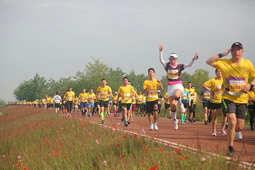 图片默认标题_fororder_参赛选手奔跑在天府绿道温江段上-摄影-爱云动
