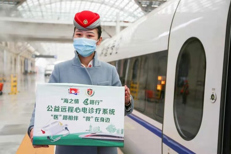 全国首例！青岛发往北京高铁上投用公益远程心电诊疗设备