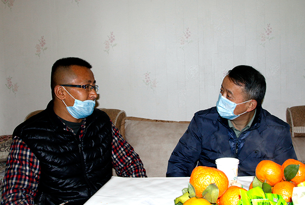 四川省总工会在宜宾市筠连县举行慰问活动_fororder_孙家洪(右)看望慰问患大病职工陈代金--摄影-高学兵