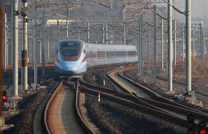 1月15日，D2809次列車(chē)駛出貴陽(yáng)北站。