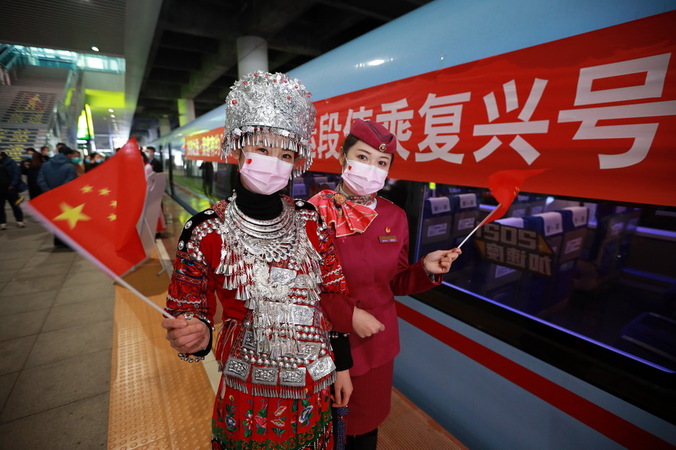 1月15日，貴陽客運(yùn)段的“動(dòng)姐”們?cè)跉g迎旅客乘車。