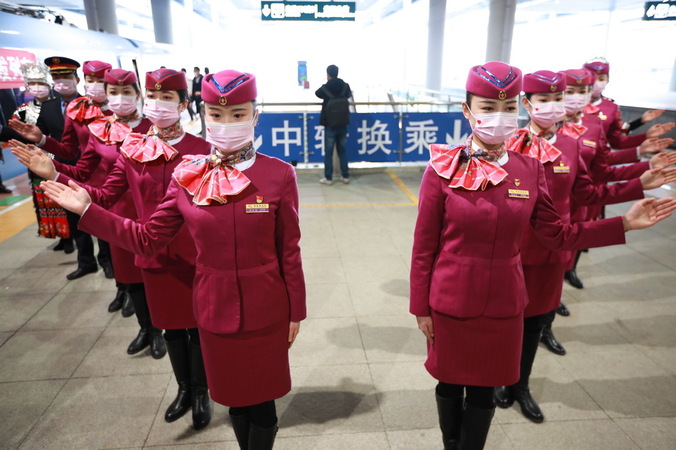 1月15日，貴陽(yáng)客運(yùn)段的工作人員在歡迎旅客乘車(chē)。