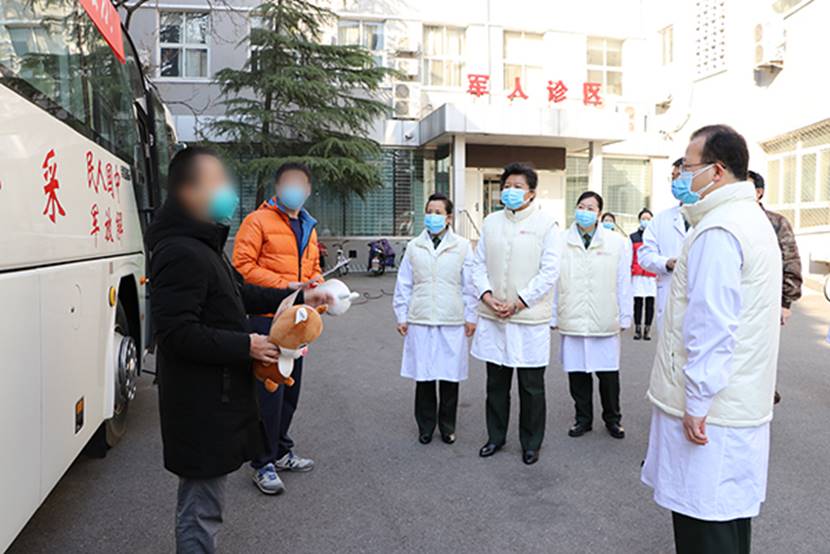 新华网@两位新冠肺炎康复者到解放军总医院第五医学中心捐献血浆