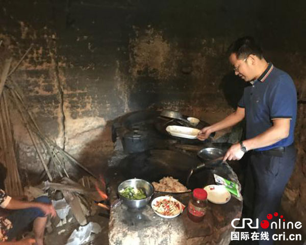 图片默认标题_fororder_钟军下厨做回锅肉--摄影姚燕琳