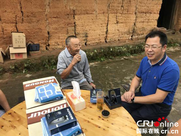 图片默认标题_fororder_了解贫困户生产生活情况--摄影姚燕琳