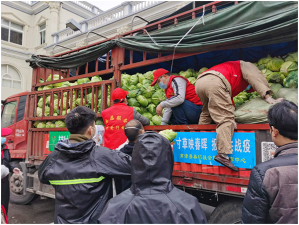 【湖北】司机冒雨连夜驱车6小时将10吨爱心菜送抵武汉江夏