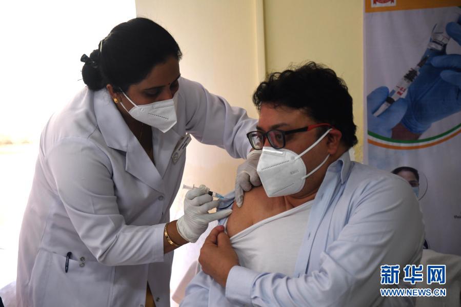 印度全国启动新冠疫苗接种工作
