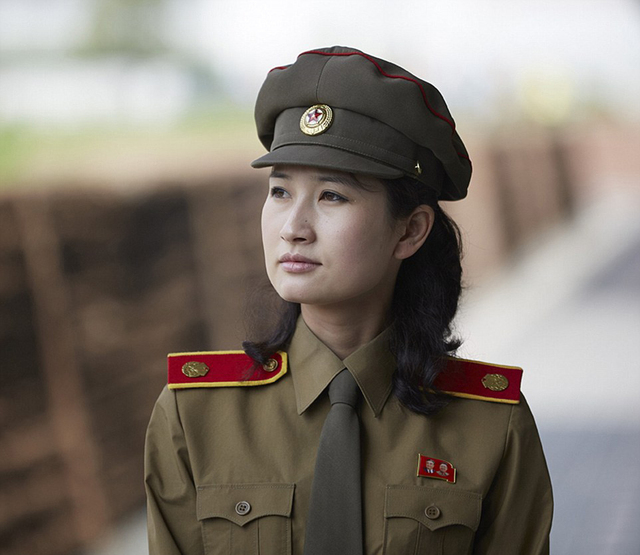 实拍朝鲜普通人日常生活 穿着时尚电子产品随处可见