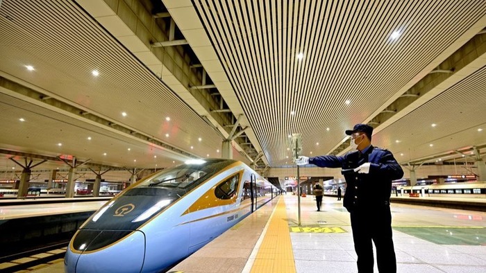 新型“复兴号”动车组首次在中原地区亮相