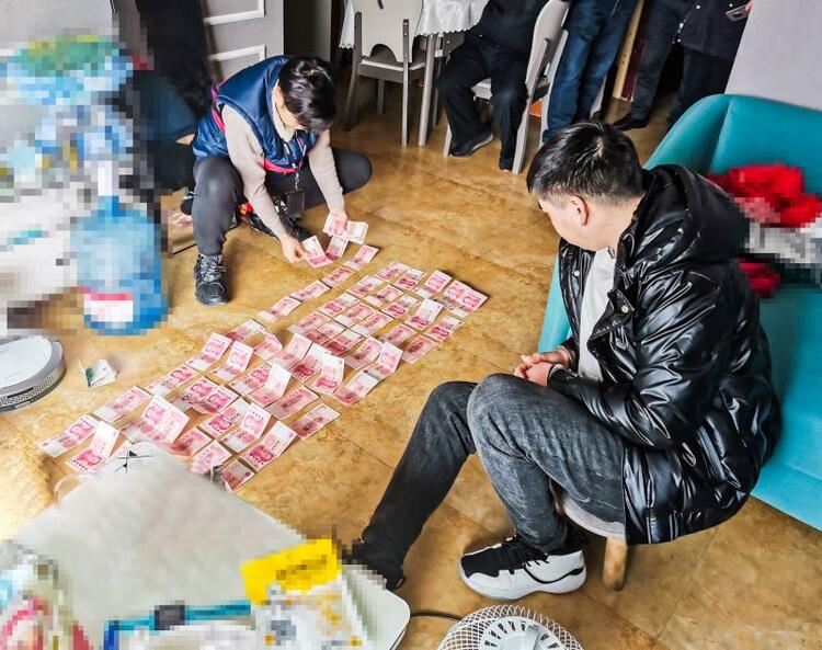 【B】重庆渝北警方9小时侦破一起盗窃车内财物案