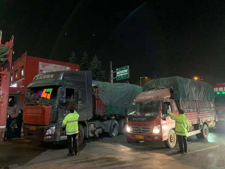 货车批发市场外排队消杀入场 西安高新交警全力保障周边道路畅通