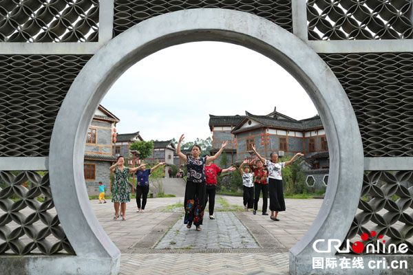 图片默认标题_fororder_偏岩子新村的居民,在古色古香的新村广场跳健身舞