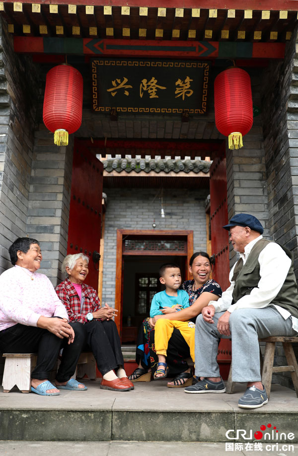 图片默认标题_fororder_偏岩子新村的居民,在古色古香的新居门口开心地交谈