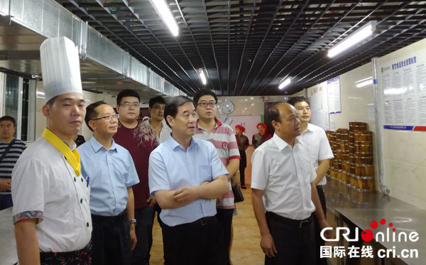 图片默认标题_fororder_四川省食药监局副巡视员郑强（中）在广安市药监局局长冯中华（右）的陪同下检查餐饮企业