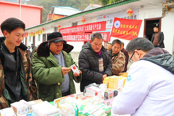 图片默认标题_fororder_为彝区群众免费发放药品